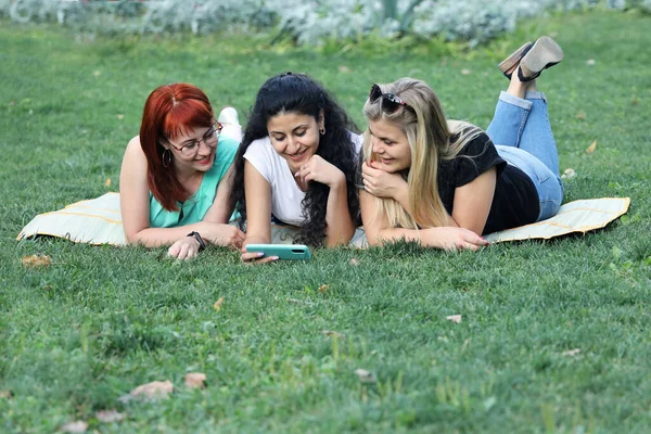 Tres Amigas Jóvenes Están Tumbadas Sobre Una Manta Césped Del —  Fotos de Stock