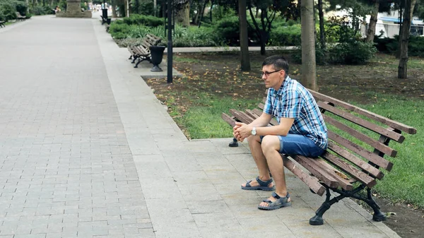 Genç Düşünceli Adam Parktaki Bankta Tek Başına Oturuyor Insanlardan Uzakta — Stok fotoğraf