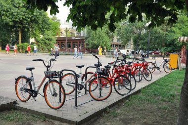 Rostov-on-Don, Rusya - 20 Ağustos 2020: Yaz günü Pushkinskaya Caddesi 'nde kiralık bisikletlerin park yeri
