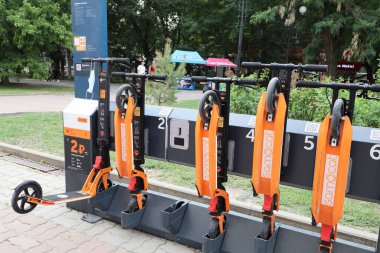 Rostov-on-Don, Rusya - 20 Ağustos 2020: Park alanındaki uygulamadan scooter kiralamak için serbest park