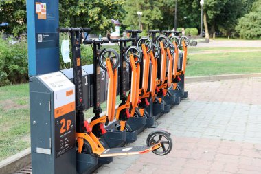 Rostov-on-Don, Rusya - 20 Ağustos 2020: Park alanındaki uygulamadan scooter kiralamak için serbest park