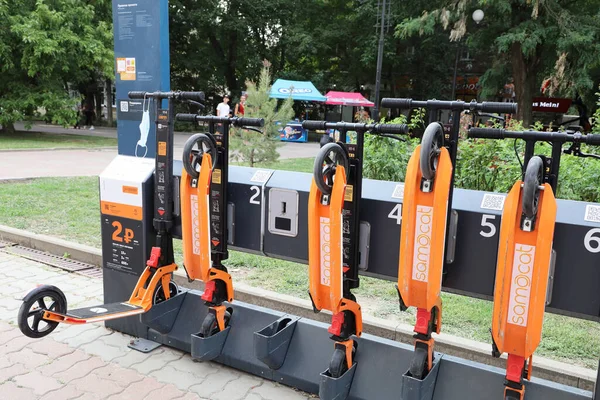 ロストフ ロシア 2020年8月20日 公園エリアのアプリを介してスクーターのレンタルのためのセルフサービス駐車場 — ストック写真