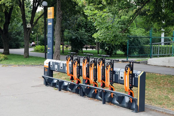 Rostov-on-Don, Rusya - 21 Ağustos 2020: Park alanındaki uygulamayla scooter kiralamak için serbest park
