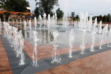 Rostov-on-Don, Rusya - 21 Ağustos 2020: Öğleden sonra Rostov Arena yakınlarında açık ve müzikal çeşme