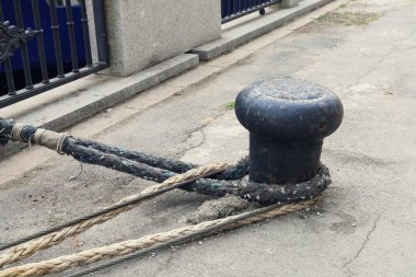Yüklü yüklerle demirleme halatları iskelenin setine bağlandı.