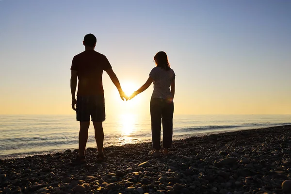 Casal Amoroso Segurar Mãos Nos Raios Sol Poente Praia Conceito — Fotografia de Stock