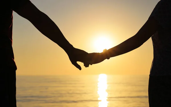 Silueta Cuplului Ţinându Mână Împotriva Soarelui Apusului Conceptul Puternic Relație — Fotografie, imagine de stoc