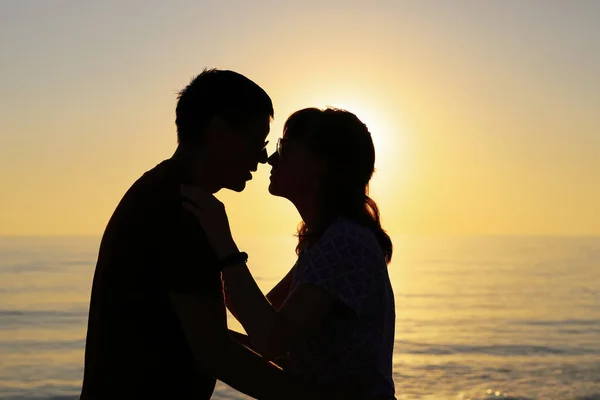 Silhouette Couple Amoureux Qui Touchent Nez Sur Fond Soleil Couchant — Photo