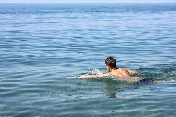 Swimmer Swims Surface Water Sea Sunny Day Copy Space — Stock Photo, Image