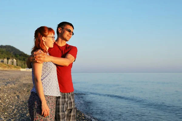 Ein Junges Verliebtes Paar Steht Abends Meer Und Blickt Die — Stockfoto