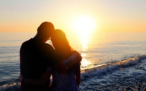 在海滨 一对年轻夫妇在日落时拥抱在一起 情人节快乐祥和 — 图库照片