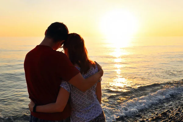 Junges Verliebtes Paar Einer Umarmung Bei Sonnenuntergang Meeresufer Valentinstag Mit — Stockfoto