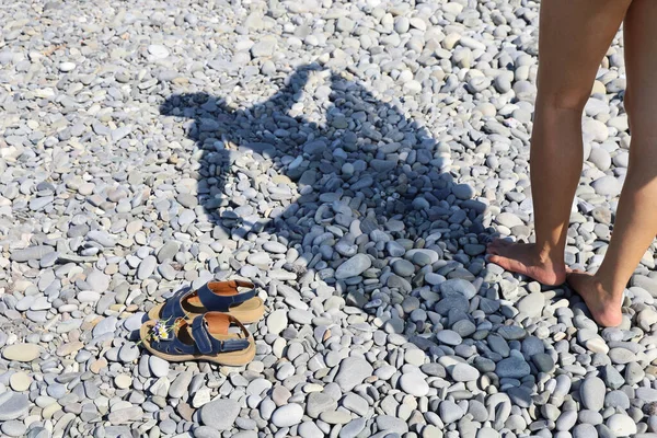 Sombra Silueta Mujer Con Capa Translúcida Sus Manos Playa Guijarros — Foto de Stock
