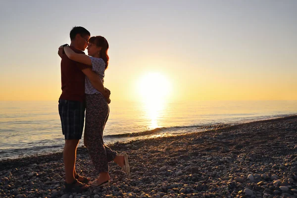 Mann Und Frau Liegen Sich Bei Sonnenuntergang Meer Strand Den — Stockfoto