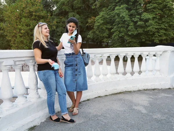 Duas Amigas Multirraciais Sorridentes Ficam Perto Parque Ouvem Música Nos — Fotografia de Stock