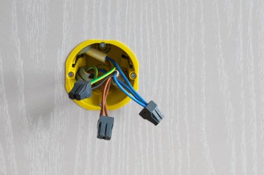 Dağıtım kutusu duvar içine inşa edilir ve kablolar izolasyon ve güvenilir elektrik teması için Vago terminalleri tarafından birbirine bağlıdır.