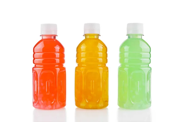 Три Пластиковые Бутылки Фруктовым Напитком Разных Цветов Изолированы Белом Фоне — стоковое фото