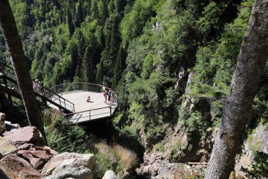 Krasnaya Polyana, Sochi, Rusya - 29 Ağustos 2020: Rosa Khutor 'daki dağ deresinin yeşil yamacının dibinde gözlem platformu