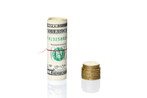Rotolo Dollari Americani Accanto Alle Euro Monete Scambio Disuguaglianza Monetaria — Foto Stock