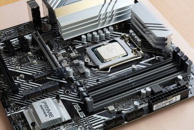 St. Petersburg, Rusya - 17 Temmuz 2021: En son Intel i71700 bin işlemci çipi masanın üzerindeki Asus Başgezegeni ana kartında.