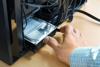 Elle bilgisayarın sistem birimine sabit disk belleği ekler, kapat