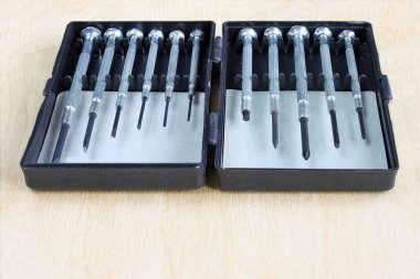 Küçük nesnelerle doğru çalışma için farklı boyutlarda saat tornavidaları seti