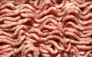 Kıyma makinesinde doğranmış çiğ et ve domuz eti, yakın planda kırmızı yemek.