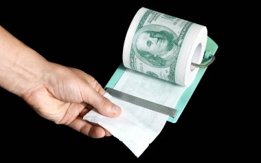 El yırtılması tuvalet kağıdı rulosunun dolar şeklindeki kısmı, bütçe açığı kavramı ve malların yüksek maliyeti, siyah arka planda