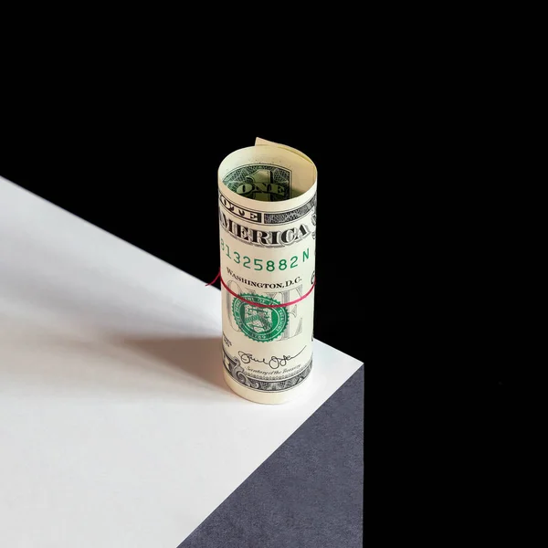 Concept Răsucit Dolar American Stă Marginea Abisului Fundal Negru Aproape — Fotografie, imagine de stoc