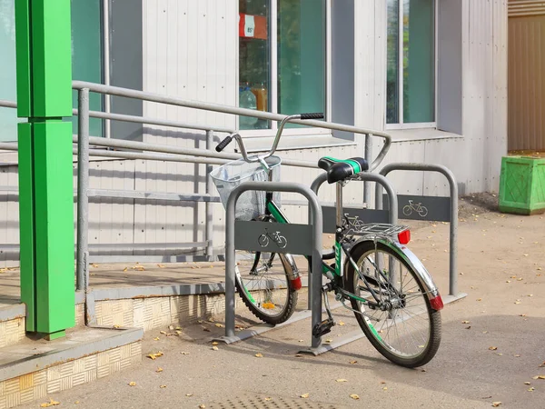 1台の自転車は 夏に屋外で障害者を動かすためのスロープの隣の駐車場にあります — ストック写真