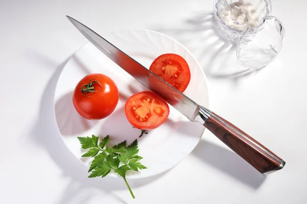 Les Tomates Rouges Fraîches Sont Coupées Couteau Situé Sur Assiette — Photo