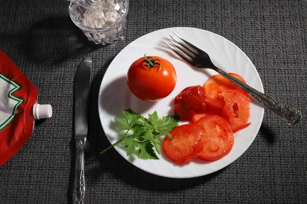 Plat Végétarien Tomate Rouge Fraîche Avec Ketchup Feuille Verdure Sur — Photo