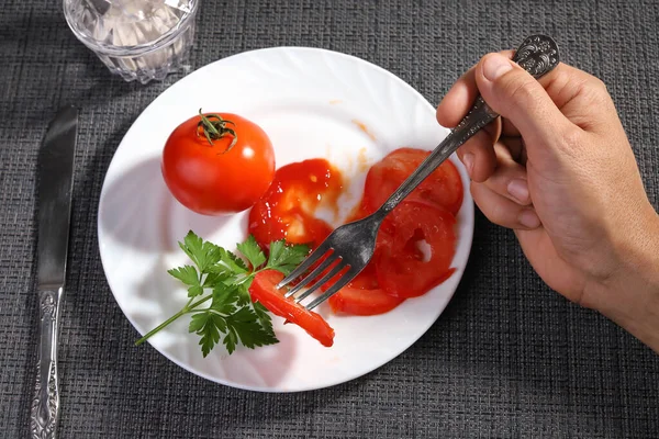 Main Tient Fourchette Personne Mange Des Tomates Fraîches Avec Ketchup — Photo