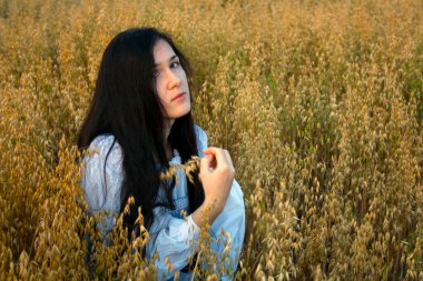 Dikenli buğday tarlasında bir kız
