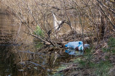 Çöp, gölün kıyısındadır. Çevre kirliliği