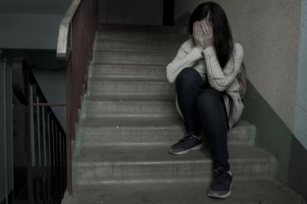 Triste Fille Assise Dans Les Escaliers Entrée Maison — Photo