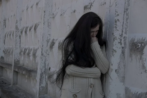 Uma Jovem Chorando Com Depressão Está Encostado Contra Uma Parede — Fotografia de Stock