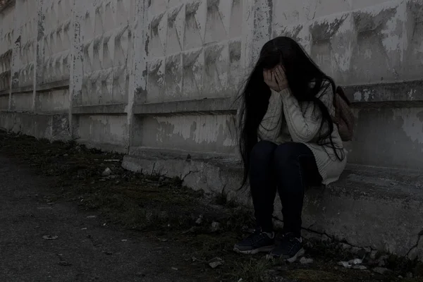 Llorando Joven Depresión Sienta Junto Vieja Pared —  Fotos de Stock