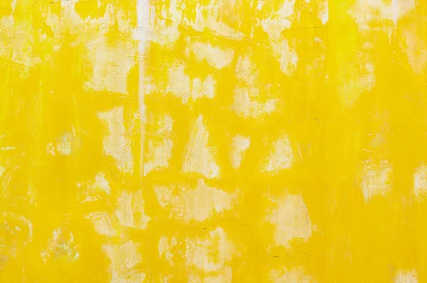 Soyut sarı beton duvar dokusu ve arkaplanı beyaz boyayla kaplanmış.
