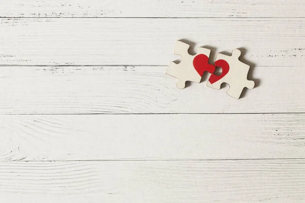 Coração vermelho é desenhado sobre as peças do quebra-cabeça de madeira deitado ao lado do outro sobre fundo branco. Conceito de amor. Dia de São Valentim — Fotografia de Stock