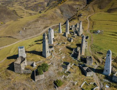 Rusya 'nın Ingushetia dağlarındaki ortaçağ antik taş savaş kulesinin havadan görünüşü
