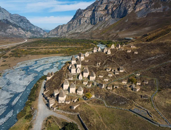 Dargavs, la ciudad medieval necrópolis de los muertos en las montañas del Cáucaso. Osetia del Norte. Foto aérea en un dron. — Foto de Stock