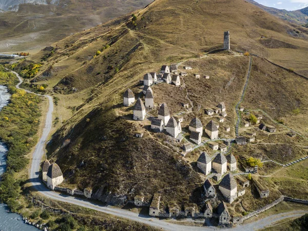 Dargavs, la ciudad medieval necrópolis de los muertos en las montañas del Cáucaso. Osetia del Norte. Foto aérea en un dron. — Foto de Stock