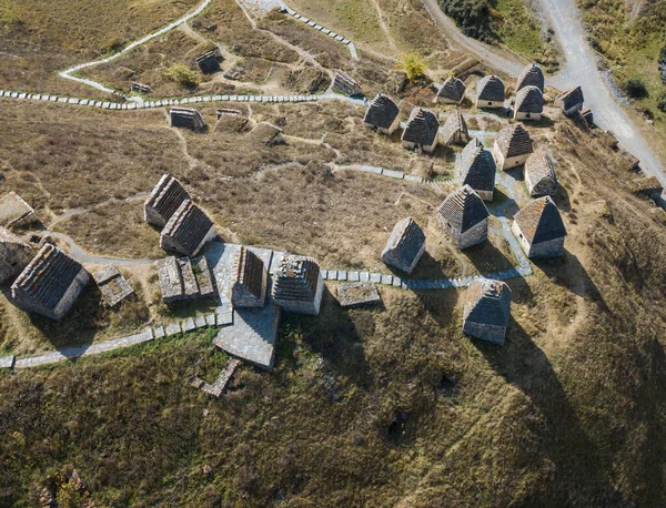 Dargavs, den medeltida nekropolstaden för de döda i bergen i Kaukasus. Nordossetien. Flygfoto på en drönare. Royaltyfria Stockfoton