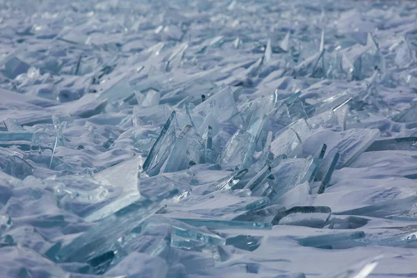 Scenic winter meer Baikal landschap met enorme druk nok transparante ijsblokken op het oppervlak — Stockfoto