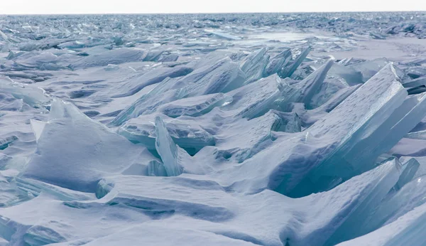 Scenic winter meer Baikal landschap met enorme druk nok transparante ijsblokken op het oppervlak — Stockfoto