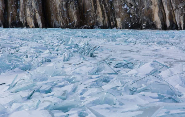 Scenic winter meer Baikal landschap met enorme druk nok transparante ijsblokken op het oppervlak — Stockfoto