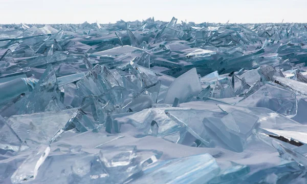 表面に巨大な圧力尾根透明な氷のブロックと風景冬の湖バイカル風景 — ストック写真