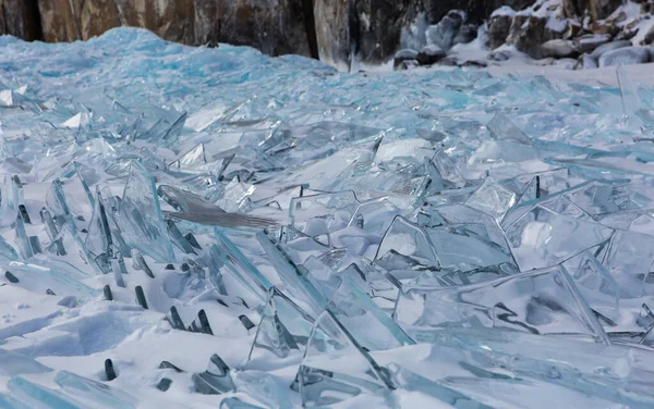 Scenic winter meer Baikal landschap met enorme druk nok transparante ijsblokken op het oppervlak — Stockfoto