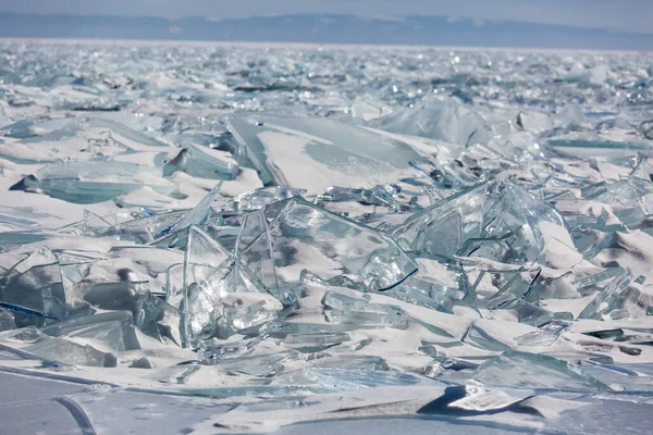 Scenic winter meer Baikal landschap met enorme druk nok transparante ijsblokken op het oppervlak — Stockfoto